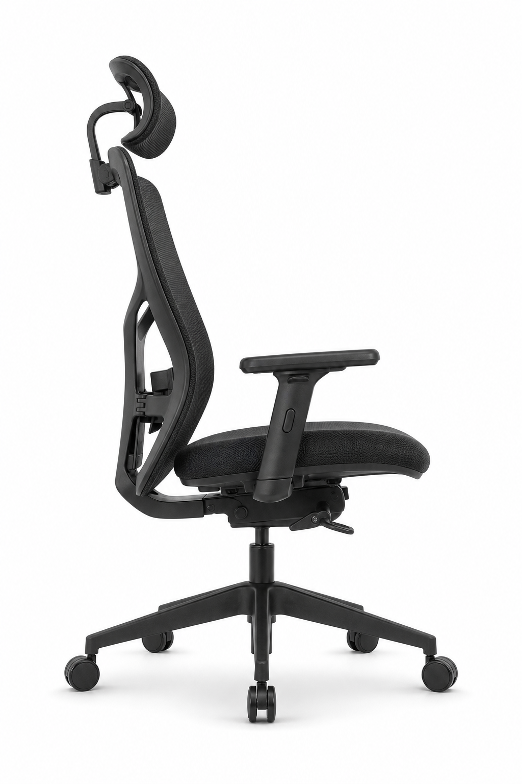 Beyaz fonda yan profilden siyah ergonomik ofis koltuğu