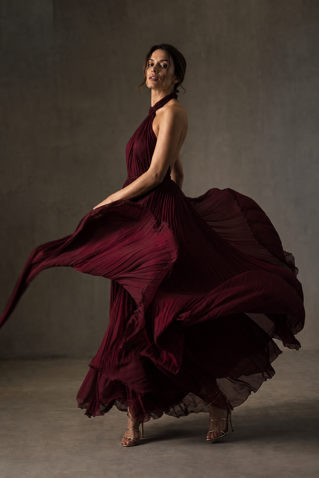 Bordo couture elbiseyle hareketli moda çekimi