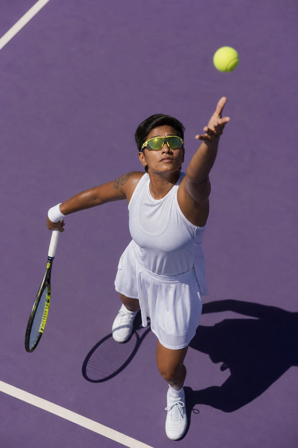 Mor tenis kortunda lime spor gözlüğü kullanan atletik model