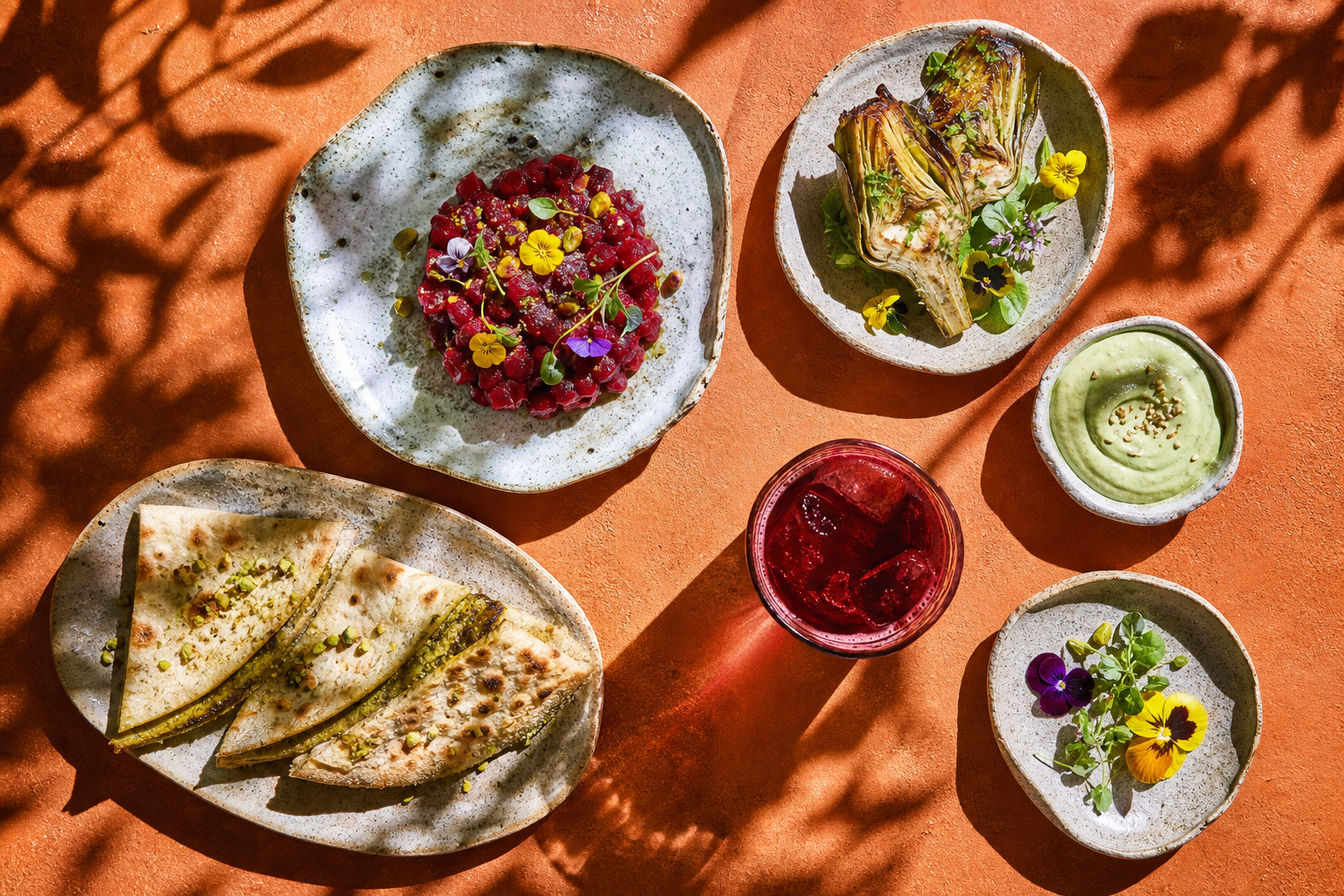 Terracotta masada vegan Akdeniz menüsü flat lay çekimi