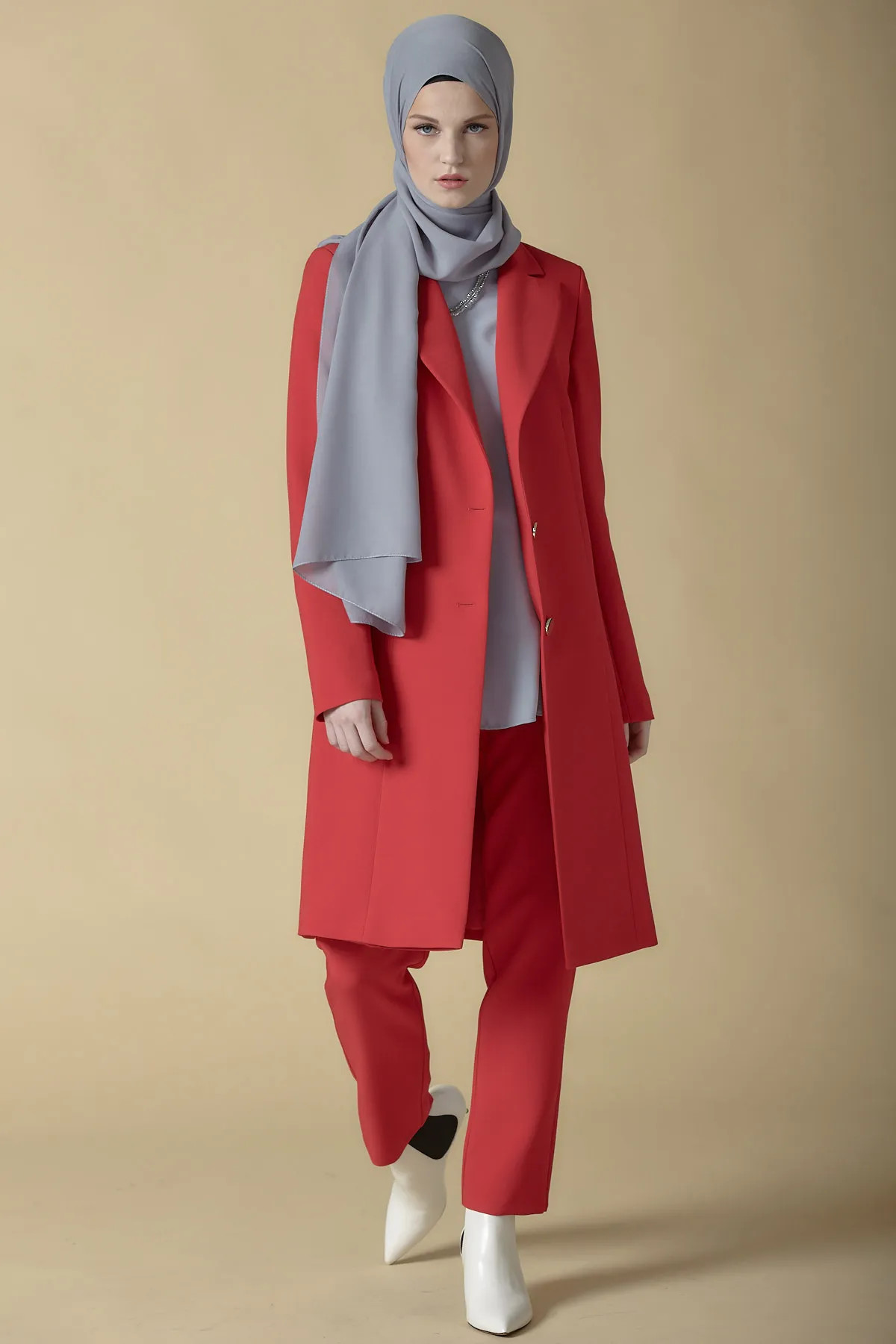 Modelli Modern Muhafazakar Moda Fotoğraf Çekimi